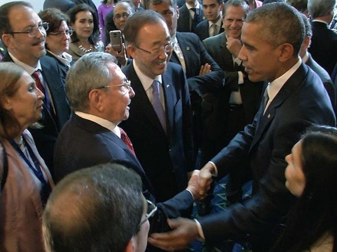 A handout video grab picture provided by the Panamanian Presidency shows US President Barack Obama (C-R) shaking hands with his Cuban counterpart Raul Castro (C-L), as UN Secretary-General Ban Ki-moon (C) looks on, during the official inauguration of the seventh Summit of the Americas in Panama City, Panama, 10 April 2015. EPA/PANAMA PRESIDENCY