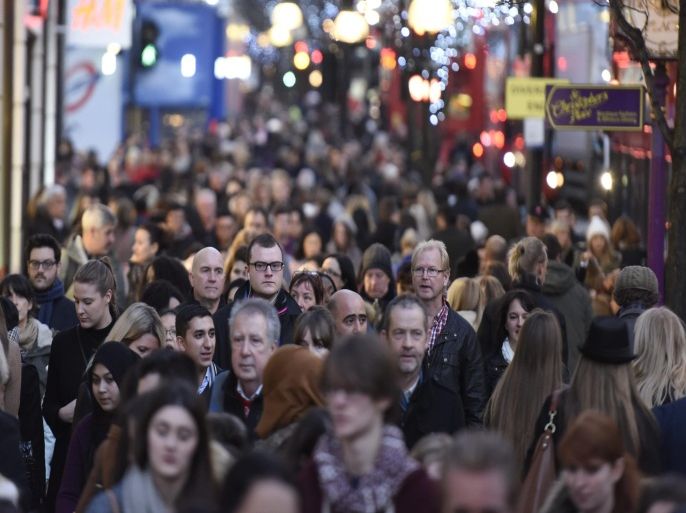 People crowd Oxford street for shopping in London, Britain, 19 December 2014. British shoppers are rushing to buy presents the festive period.