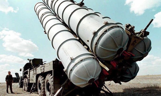 (FILE) A file picture dated in 1996 of Russian S-300 air defence missiles at a military training camp in Russia. Russia on 13 April 2015 lifted a ban on delivering sophisticated surface-to-air defence missiles to Iran, citing recent progress in the nuclear arms talks with Teheran. A 2010 UN resolution does not specifically prohibit Russia from supplying missiles, but calls for states to exercise restraint in arms sales. EPA/VLADMIR MASHATIN *** Local Caption *** 99418399
