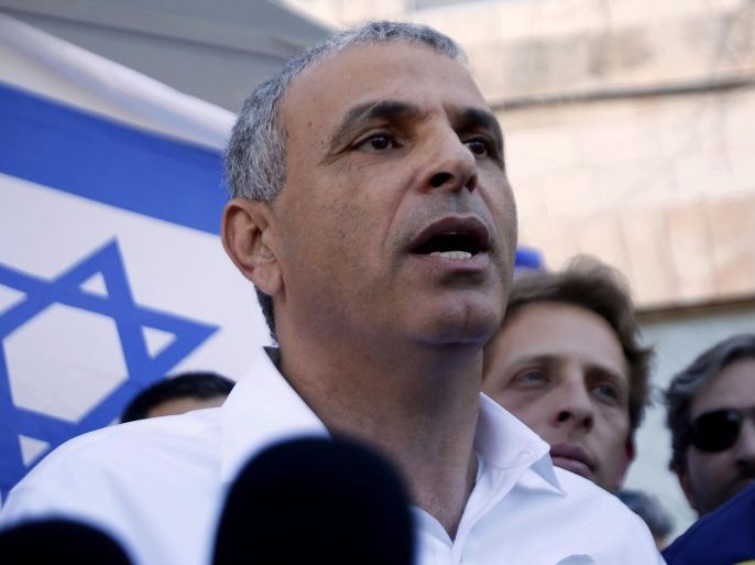 Israeli politician and popular former Likud minister Moshe Kahlon looks on as he visits the Jerusalem outdoors Mahne Yehuda market on January 21, 2015 during his campaign for the upcoming general election. Kahlon, who in November 2014 announced a comeback, is at the head of a new centre-right party called 'Kulanu' (All Of Us). AFP PHOTO / GALI TIBBON