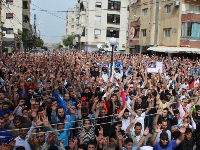 ‪‬ الشارع اللبناني انقسم بين رافض ومؤيد لعاصفة الحزم مثل أزمة سوريا(الجزيرة)