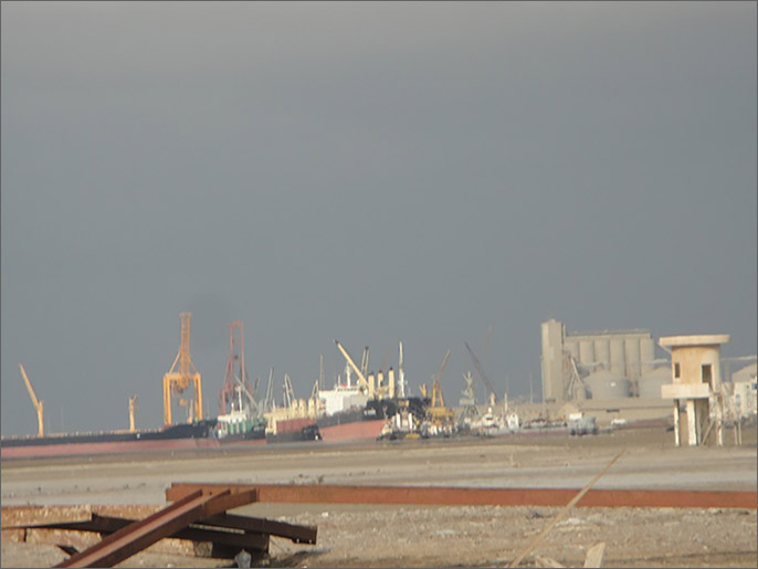 ميناء الحديدة أهم موانئ اليمن على البحر الأحمر (الجزيرة)