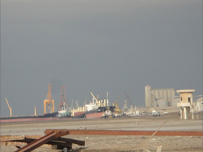 ميناء الحديدة أهم موانئ اليمن على البحر الأحمر وتبدو سفن كبيرة راسية بالغاطس 2.jpg