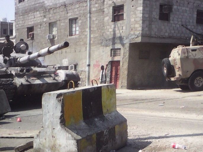 آليات عسكرية تابعه للقوات الموالية للحوثيين على مداخل منطقة حقات بكريتر عدن