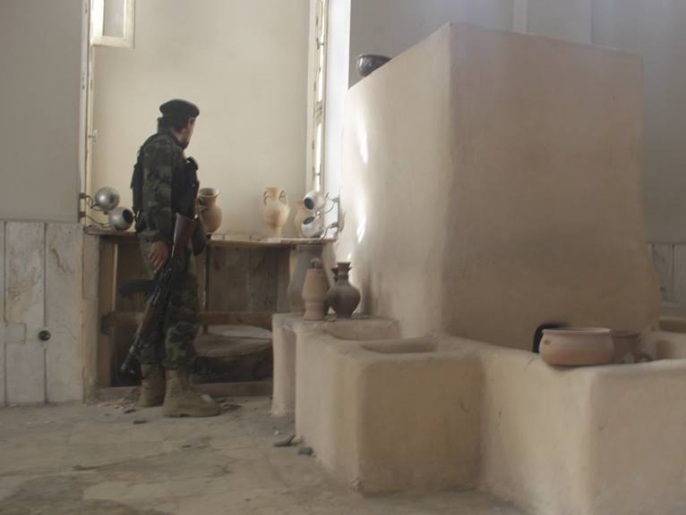 أحد عناصر جيش الفتح المكلفين بحماية متحف إدلب (الجزيرة)