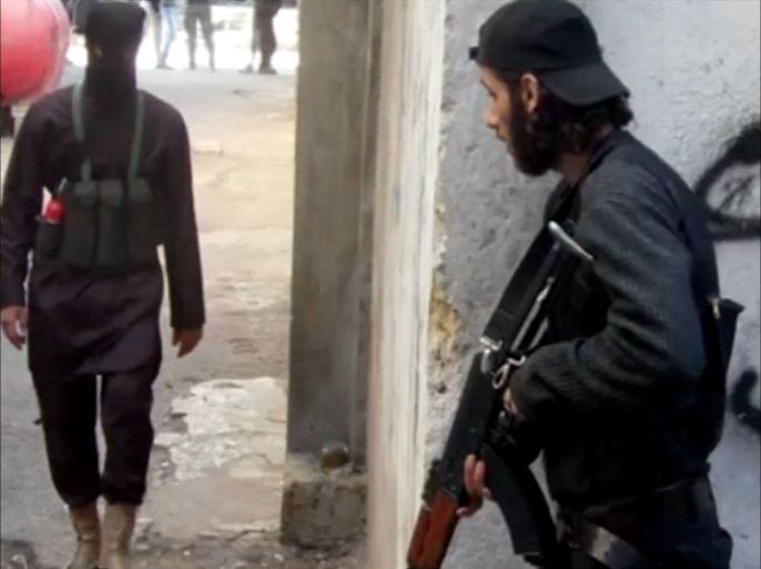 أعلن المكتب الاعلامي لما يعرف بولاية دمشق التابع لتنظيم الدولة الاسلامية أن مقاتليه تمكنوا من بسط سيطرتهم على معظم مخيم اليرموك، جنوب العاصمة السورية دمشق.