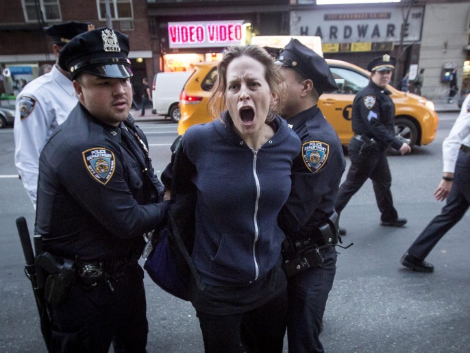 شرطيان يعتقلان متظاهرة في نيويورك (الأوروبية)