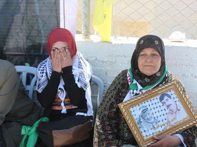 أسرة الأسير بسجون الاحتلال منذ ثلاثة عقود محمد الطوس