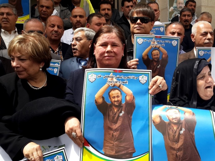زوجة مروان البرغوثي تحمل صورته في اعتصام للتضامن معه بذكرى مرور 13 عاما على اعتقاله