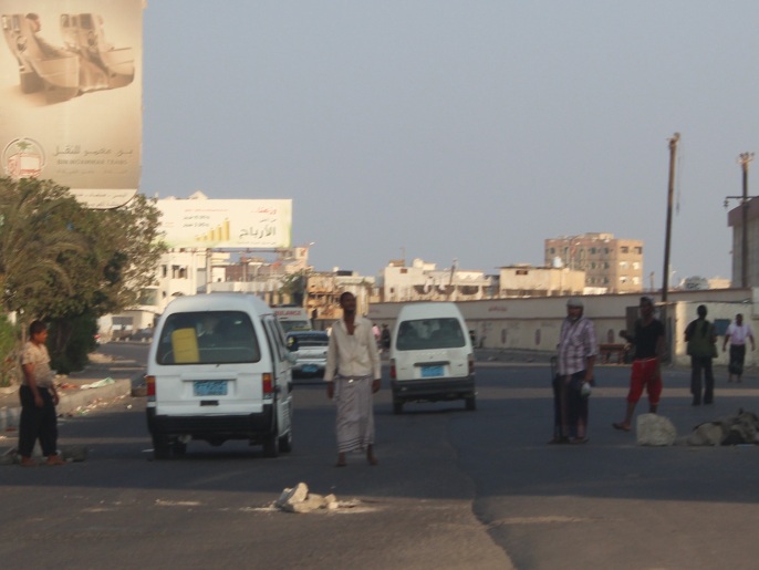 عناصر من المقاومة في الشيخ عثمان في عدن(الجزيرة)