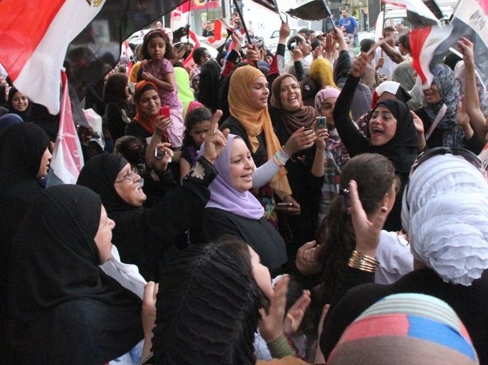مصريات محجبات أمام إحدى اللجان الانتخابية خلال انتخابات الرئاسة الماضية