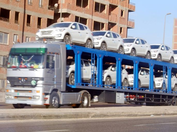 مصر - شاحنة محملة بالسيارات التي تنتجها أحد الشركات الأجنبية بمصر