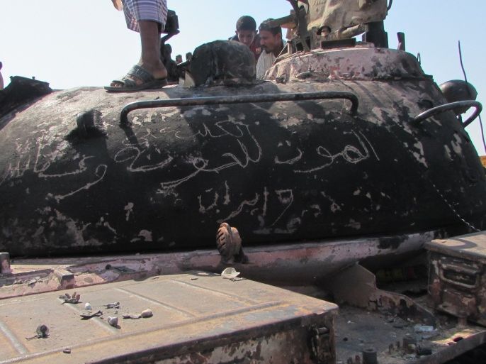 عبارات الموت للحوثيين وصالح كتبت على ظهر دبابة محترقة في عدن الجزيرة نت