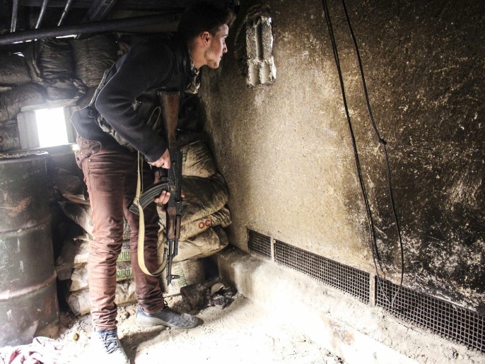 ‪أحد الثوار يتحصن في جبهة القتال‬ (رويترز)