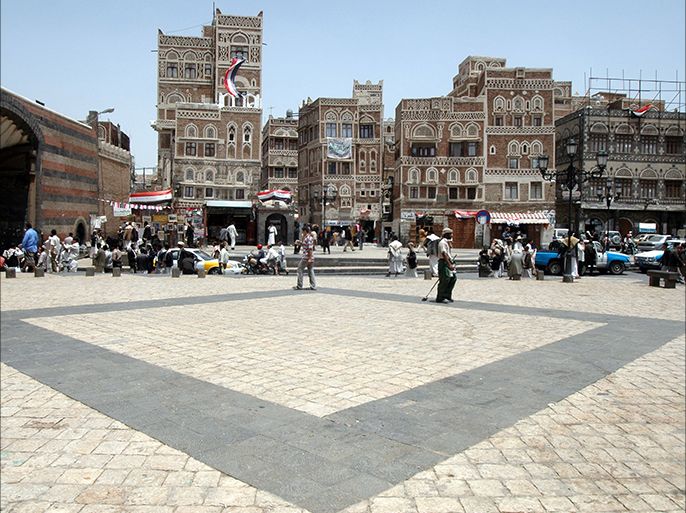 epa01770948 Yemenis are seen at a square of the Old City of Sanaa, Yemen, on 23 June 2009. Yemen's Information Minister Hassan al-Lawzi said that more than 40 people are being interrogated by police on the kidnapping of six foreigners, including a German family of five and a British man, and the murder of two German theology students and a South Korean teacher in the north-western Yemeni province of Saada. The fate of the six other hostages is still unclear. EPA/YAHYA ARHAB