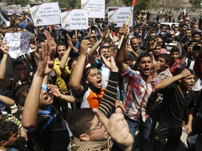 Palestinians chant slogans during a protest in Gaza City on April 29, 2015, organized by the Palestinian Youth Organization, calling for an end to political division, the re-opening of the Rafah crossing border and the reconstruction of destroyed houses that were damaged in the 50-day war between Israel and Hamas militants in the summer of 2014. AFP PHOTO / MOHAMMED ABED