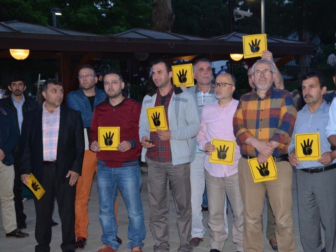 ناشطون في مدينة بورصة التركية حملوا شعارات رابعة (وكالة الأناضول)