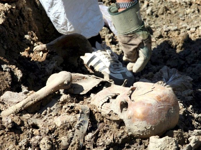 (FILE) A file picture dated 14 August 2008 shows forensic experts at work exhuming a mass grave in the village of Kasmenica, near the eastern Bosnian town of Zvornik. July 2015 marks the 20-year anniversary of the Srebrenica Massacre that saw more than 8,000 Bosniak men and boys killed by Bosnian Serb forces during the Bosnian war. EPA/FEHIM DEMIR ATTENTION EDITORS: GRAPHIC CONTENT. PLEASE REFER TO THIS ADVISORY NOTICE (epa04766937) FOR FULL PACKAGE TEXT