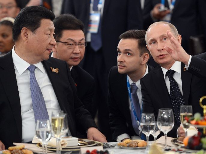 RUSSIAN FEDERATION : Russian President Vladimir Putin (R) speaks with his Chinese counterpart Xi Jinping (L) at a reception marking the 70th anniversary of Victory in the 1941-1945 during the Victory Day celebrations at Kremlin in Moscow on May 9, 2015. Russian President Vladimir Putin presides over a huge Victory Day parade celebrating the 70th anniversary of the Soviet win over Nazi Germany, amid a Western boycott of the festivities over the Ukraine crisis. AFP PHOTO / POOL / HOST PHOTO AGENCY RIA NOVOSTI