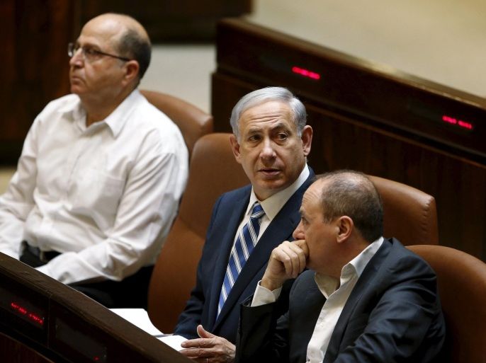 Israel's Prime Minister Benjamin Netanyahu (C), Defence Minister Moshe Yaalon (L), and Energy and Water Minister Silvan Shalom attend a session of parliament in Jerusalem May 4, 2015. Israeli Foreign Minister Avigdor Lieberman said on Monday he would not join the new coalition government being formed by Netanyahu, citing disputes over legislation. REUTERS/Ronen Zvulun
