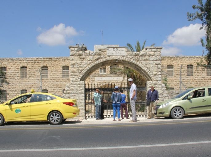 بيت البركة مشفى فلسطيني في بلدية بيت أمر الواقعة بين بيت لحم والخليل - يعود المشفى لستة عقود، وتعتزم إسرائيل تحويله لمستوطنة. الصورة التقطت أواخر مايو / 2015