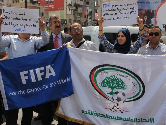‪فلسطينيون يطالبون بطرد إسرائيل من عضوية فيفا‬ (الجزيرة)