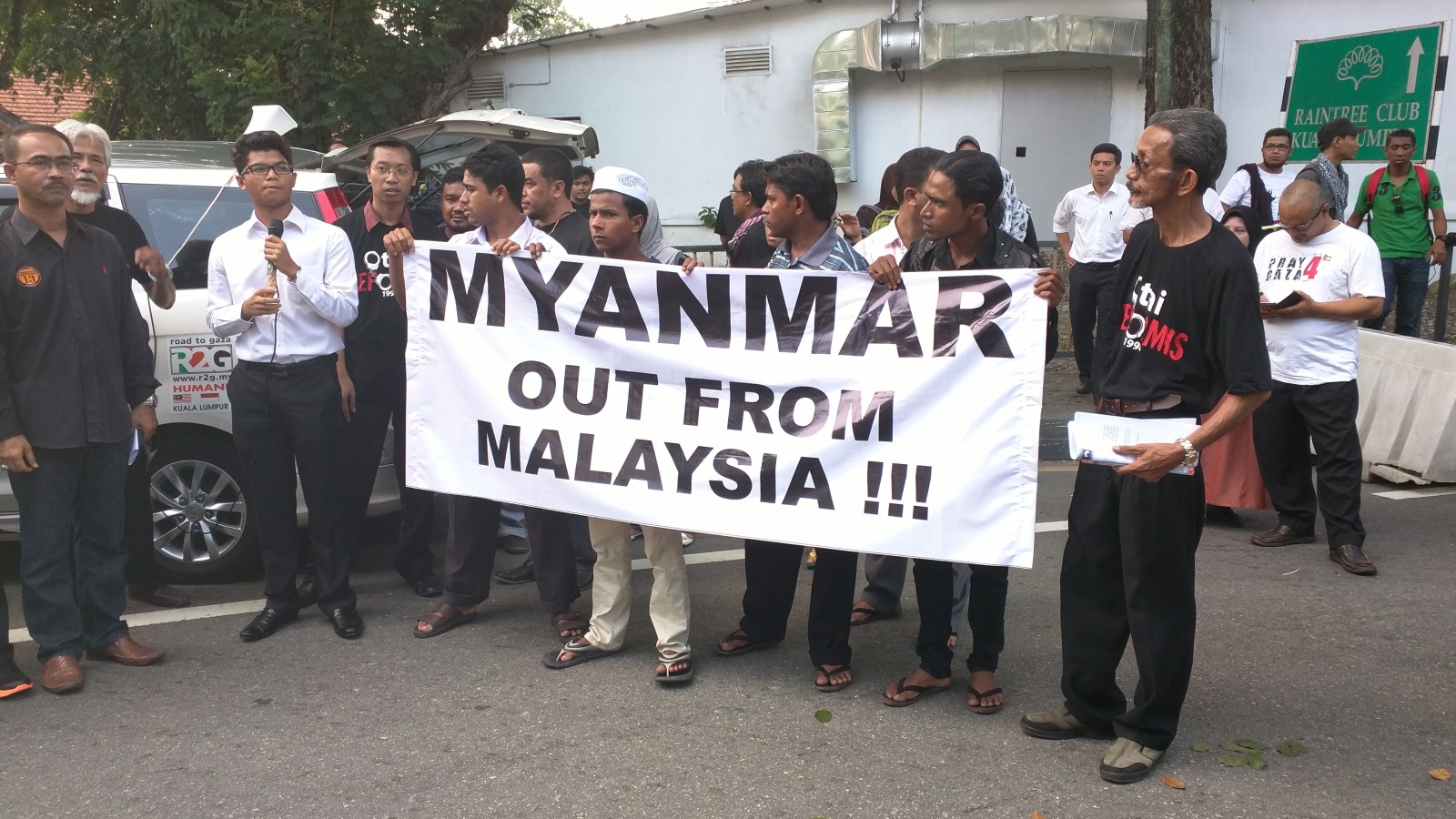 ‪‬ متظاهرون أمام سفارة ميانمار في كوالالمبور يطالبون بقطع العلاقات معها(الجزيرة)