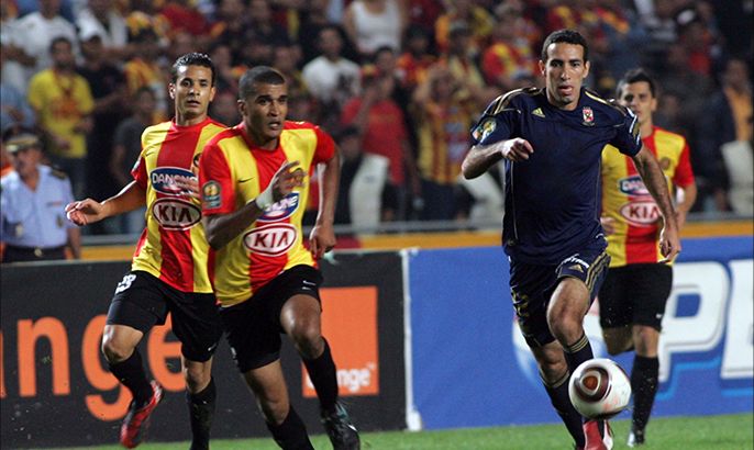 epa02398392 Egypt's Al-Ahly's Cherif Mohamed Mohamed Abou Trika (R) fights for the ball with Tunisia's Esperance Taragy's Mohamed Ben Mansour (C) during the second leg of their African Champions League (CAF) semi-final soccer match at Tunisian Rades stadium in Tunis, Tunisia, 17 October 2010. EPA/STR