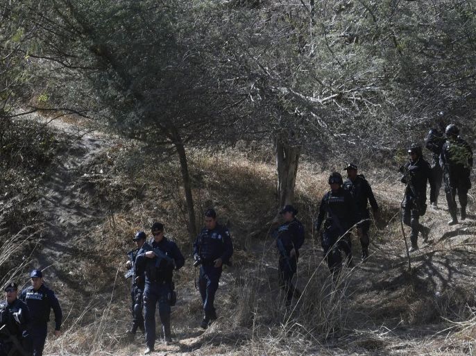 Mexican federal police patrol Arteaga town in Michoacan State, Mexico, on March 2, 2015. Mexican police captured Knights Templar drug cartel's leader Servando Gomez, aka 'La Tuta' on February 27 in Morelia, Michoacan, taking down one of the country's most wanted fugitives whose gang tormented the western state of Michoacan. AFP PHOTO/ALFREDO ESTRELLA