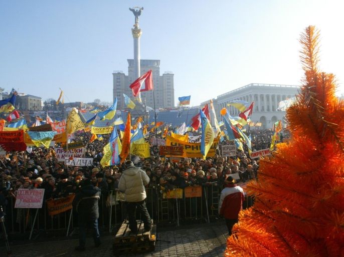 Supporters of opposition leader Viktor Yushchenko demosntrate in Kiev 03 December 2004, during the twelfth day of the 'orange revolution' in Ukraine. The verdict of Ukraine's supreme court expected Friday will not resolve the crisis over contested presidential elections gripping this ex-Soviet republic since November 21. AFP PHOTO/ Sergei SUPINSKY