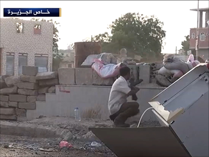 المقاومة الشعبية بعدن تستهدف مواقع الحوثيين (الجزيرة)