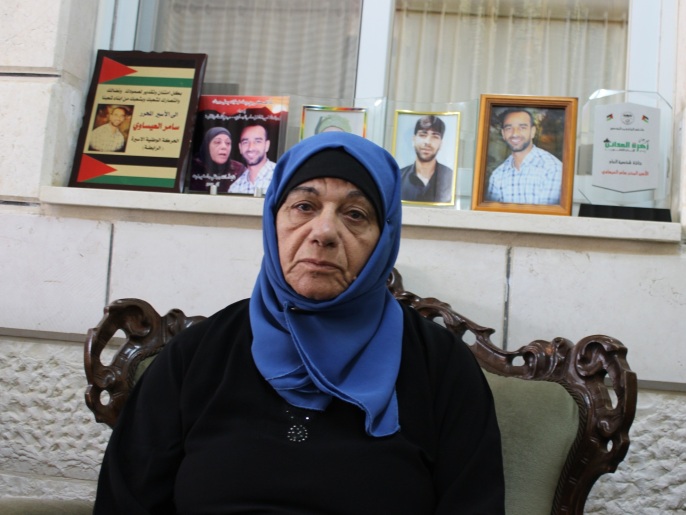 والدة العيساوي: رأيت ولدي يموت أمام عيني أثناء فترة إضرابه (الجزيرة)