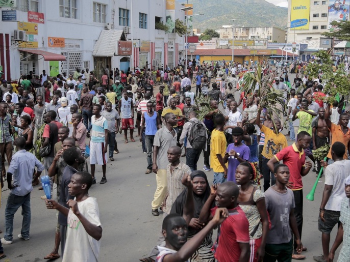 محتجون بورونديون ضد الرئيس نكورونزيزا وسط غياب للشرطة (رويترز)