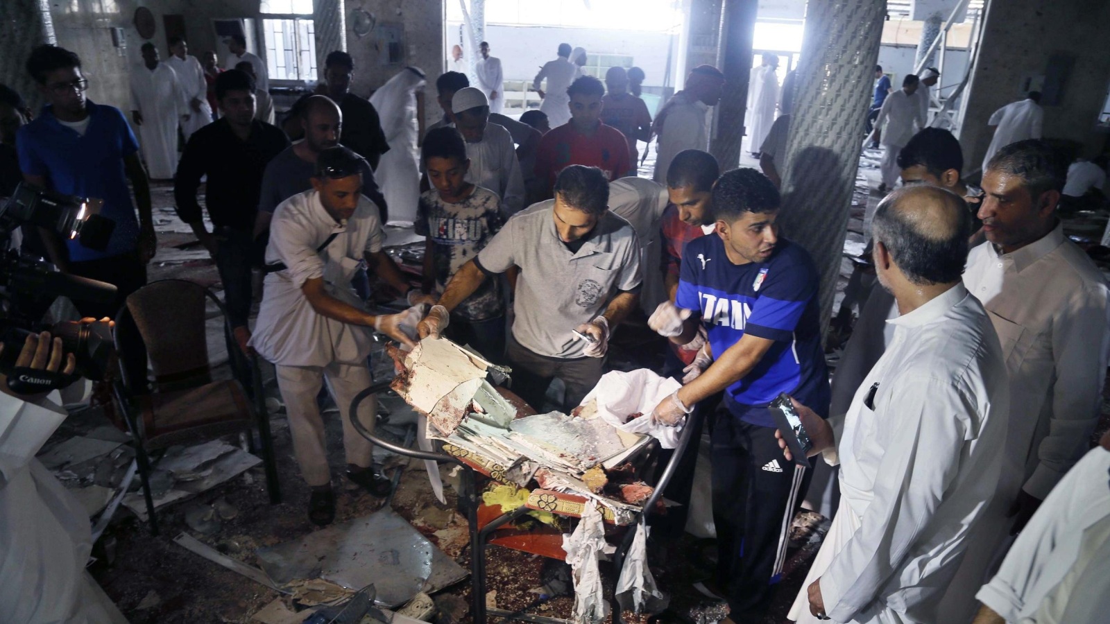عشرات القتلى والجرحى سقطوا في تفجير مسجد شيعي بالقطيف الأسبوع الماضي (الأوروبية)