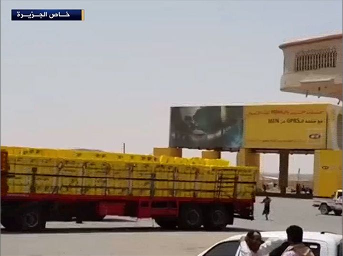 وصلت إلى منفذ الوديعة الحدودي بين اليمن والسعودية عدة شاحنات محملة بالمساعدات،