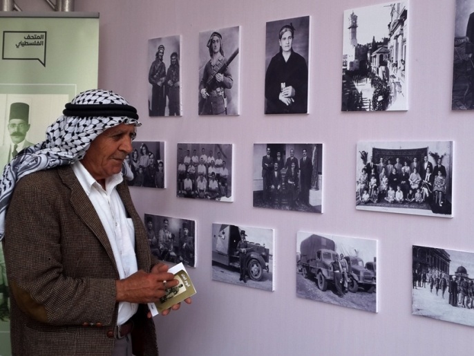 ‪الحاج فخري مناصرة يطلع على صور من أرشيف عائلات فلسطينية عرضها المتحف‬ (الجزيرة)