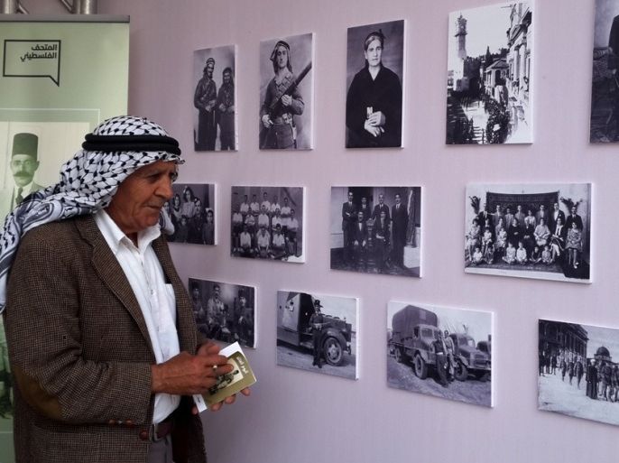 الحاج فخري مناصرة يطلع على صور من أرشيف عائلات فلسطينية عرضها المتحف الفلسطيني في ذكرى النكبة