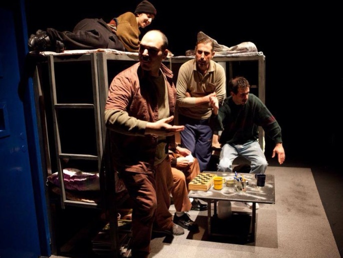 ‪مسرحية الزمن الموازي تحكي قصة أسير فلسطيني ظل معتقلا منذ ثلاثين عاما‬ (الجزيرة نت