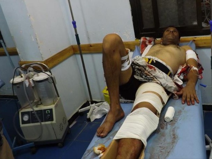 ‪مصاب بأحد المستشفيات جراء قصف الحوثيين لأحياء تعز‬  (الجزيرة)