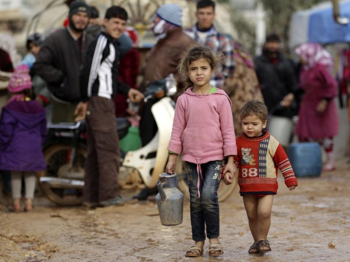 نازحون سوريون بمخيم على الحدود مع تركيا يناير/ كانون الثاني الماضي (رويترز)