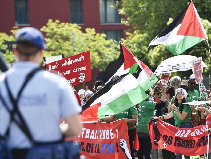 ‪قرابة 150 فلسطينيا تظاهروا ضد إسرائيل خارج مقر الجمعية العمومية للفيفا‬ (غيتي)
