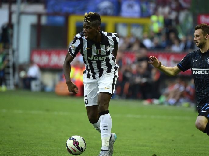 Inter Milan's midfielder from Serbia Zdravko Kuzmanovic (R) fights for the ball with Juventus' midfielder from France Paul Pogba during the Italian Serie A football match Inter Milan vs Juventus on May 16, 2015 at the San Siro Stadium stadium in Milan. AFP PHOTO / OLIVIER MORIN