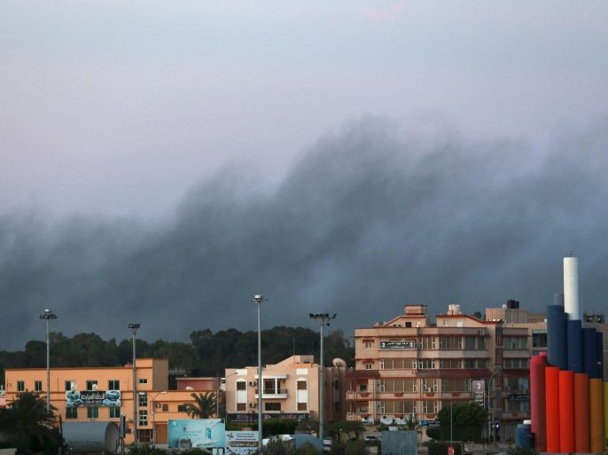 Black smoke billows in the sky above areas where clashes are taking place between pro-government forces, who are backed by the locals, and the Shura Council of Libyan Revolutionaries, an alliance of former anti-Gaddafi rebels, who have joined forces with the Islamist group Ansar al-Sharia, in Benghazi, Libya May 17, 2015. REUTERS/Esam Omran Al-Fetori
