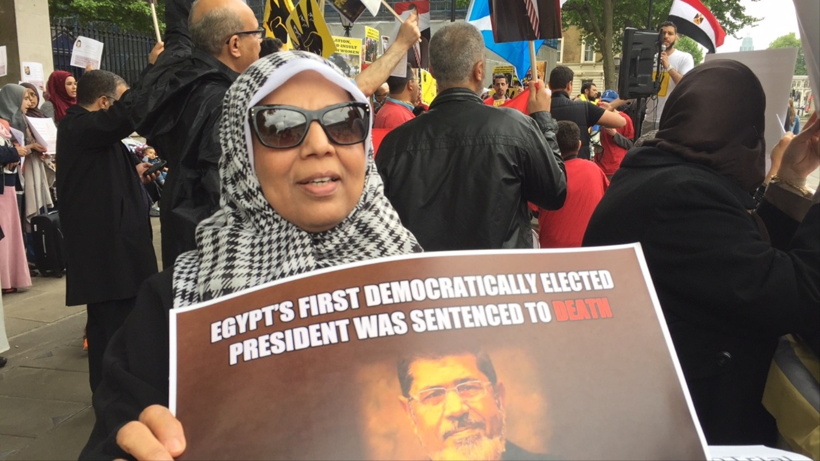 المتظاهرون رفعوا صورة الرئيس المعزول محمد مرسي (الجزيرة)