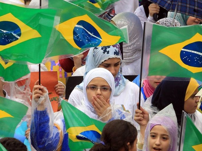 Muslim children wave Brazil national flags as they protest against an anti-Islam film made in the U.S. and cartoons mocking Prophet Mohammad published in a French magazine, in Sao Paulo September 21, 2012. REUTERS/Paulo Whitaker (BRAZIL - Tags: POLITICS RELIGION CIVIL UNREST)