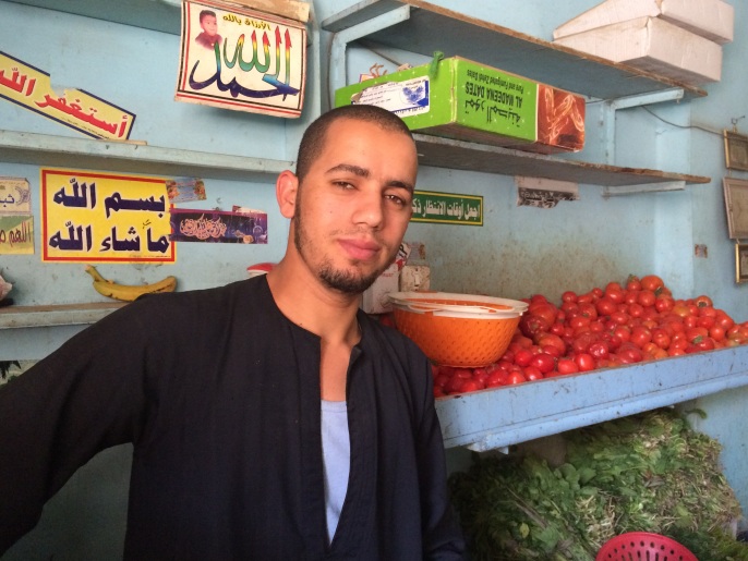 ‪‬ جمعة محمود بائع خضراوات في منطقة الجيزة في العاصمة المصرية القاهرة(الجزيرة)