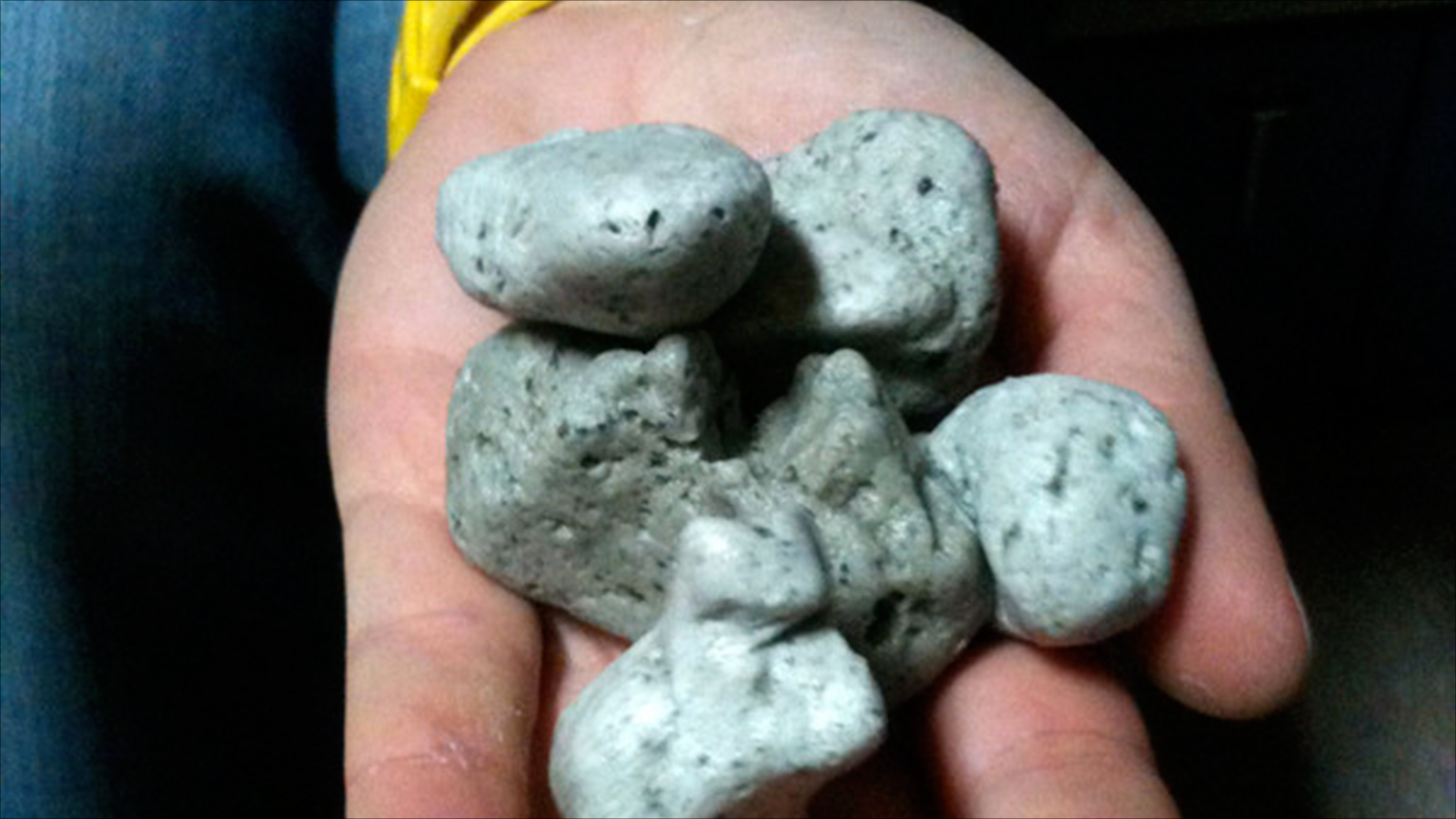 ‪حجر الخفاف يستخدم لإزال طبقة البشرة المتقرنة في القدم‬  (الأوروبية)