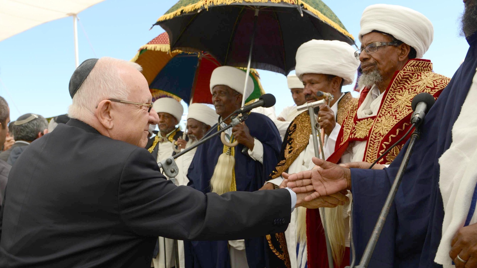 ‪رئيس إسرائيل يلتقي وجهاء المهاجرين اليهود من إثيوبيا لمراضاتهم والتضامن معهم‬ (الجزيرة)