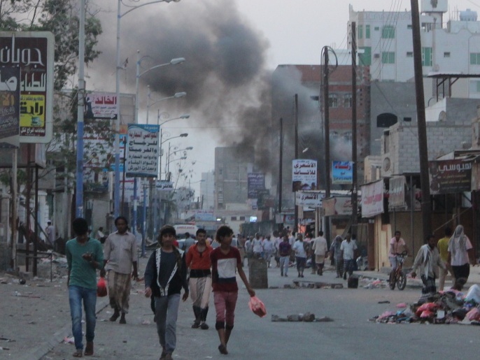 ‪الدخان يتصاعد في أحياء عدن جراء القصف الحوثي‬ (الجزيرة)