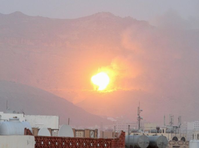 Fire is seen from the Noqum Mountain after it was hit by an air strike in Yemen's capital Sanaa May 19, 2015. REUTERS/Mohamed al-Sayaghi